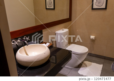 モダンで清潔なバスルームのインテリアデザイン モダンで清潔なバスルームのインテリアデザイン 120471477