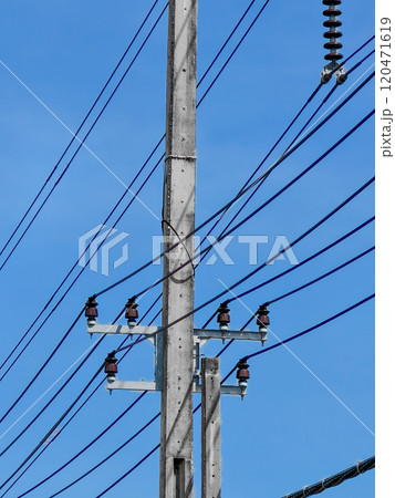 Complex roadside electrical wires with lamp post 120471619