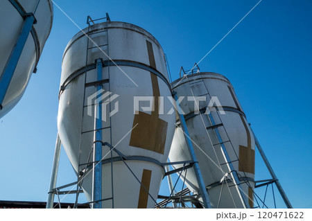 養鶏場の飼料タンク 120471622