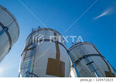 養鶏場の飼料タンク 120471623