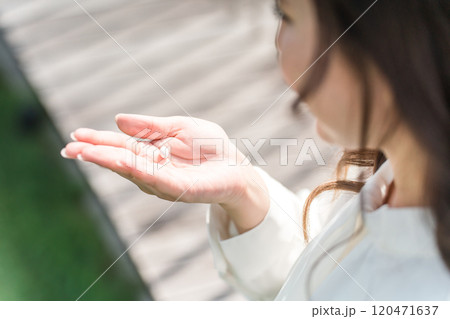 薬・サプリメント・常備薬を飲む若い女性・ビジネスウーマン 薬・サプリメント・常備薬を飲む若い女性・ビジネスウーマン 120471637