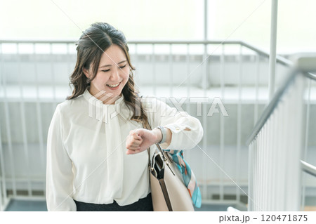オフィスの階段を登る女性・ビジネスウーマン（朝・出社・出勤・通勤） 120471875