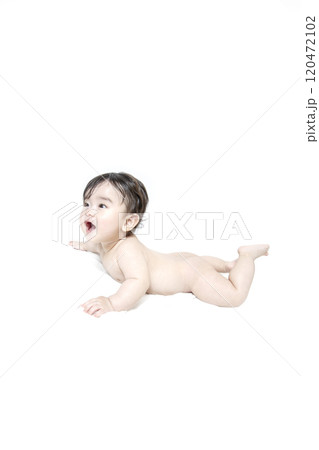 白背景で這い這いする裸の赤ちゃん 白背景で這い這いする裸の赤ちゃん 120472102