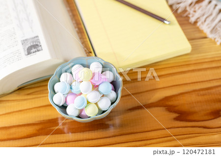 勉強道具と一緒に準備されたラムネ 120472181