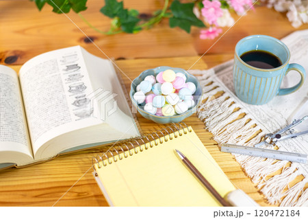 勉強のお供に準備された眠気覚まし用のコーヒーと脳内活性化用のラムネ 勉強のお供に準備された眠気覚まし用のコーヒーと脳内活性化用のラムネ 120472184