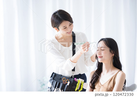 ヘアメイクの準備をするメイクさんとモデルさん 120472330