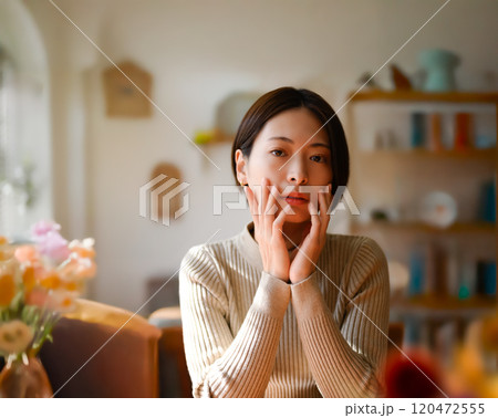 頬を触る女性 120472555