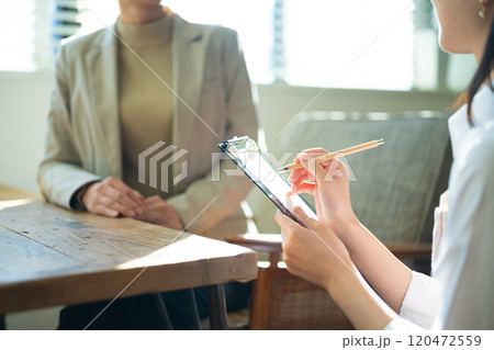 カフェで注文 120472559