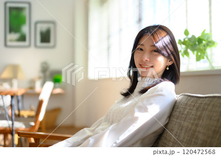 笑顔の20代の女性 120472568