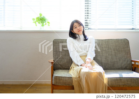 不安や悩みのある女性 不安や悩みのある女性 120472575