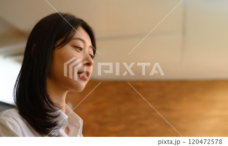女性の顔 120472578