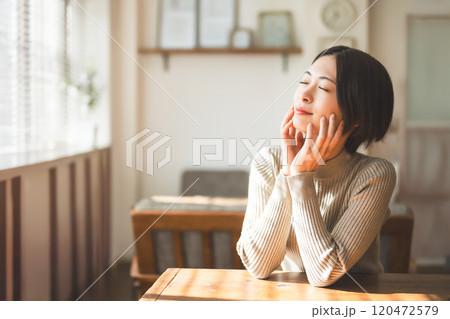 頬を触る女性 120472579