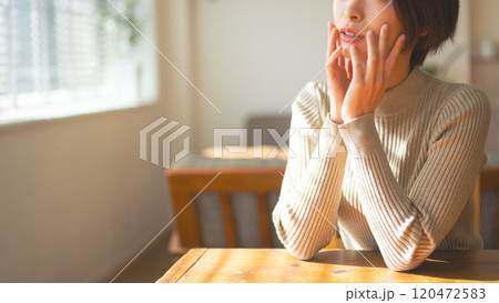 頬を触る女性 頬を触る女性 120472583