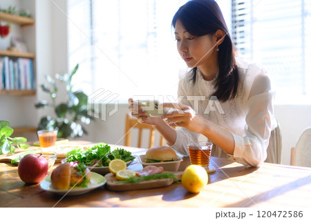女性がスマホで量を撮影する 120472586