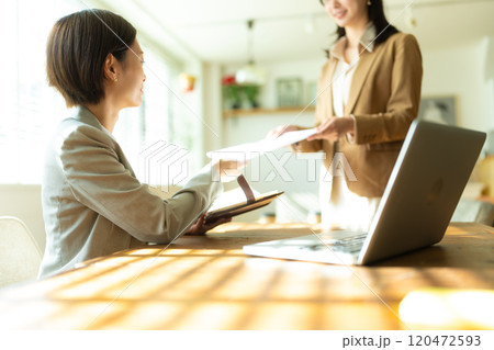 資料を見せる女性 資料を見せる女性 120472593