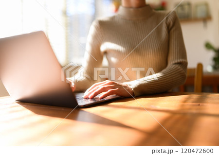 PCと女性 PCと女性 120472600