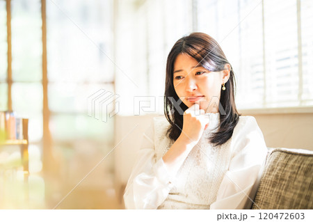 考え込む女性 120472603