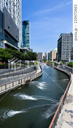 river in the city 120472663