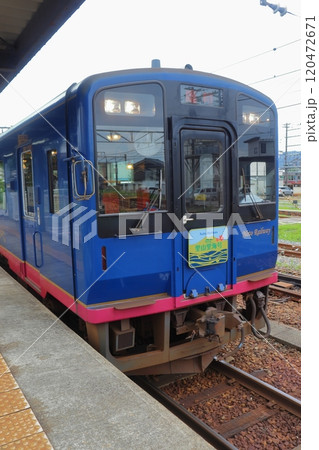 のと鉄道 観光列車「のと里山里海号」 NT300形気動車（七尾駅） 120472671
