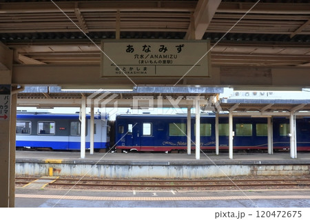 穴水駅構内の駅名標と奥に停車する普通列車と観光列車「のと里山里海号」 穴水駅構内の駅名標と奥に停車する普通列車と観光列車「のと里山里海号」 120472675