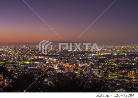 大阪　額田山展望台からの眺め　夜景・薄暮空 120472794