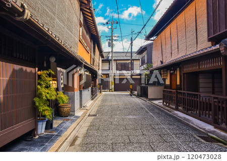 京都市　花街の上七軒の町並み 120473028