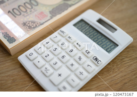 電卓とお金 電卓とお金 120473167
