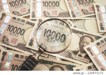 お金と虫眼鏡 120473172