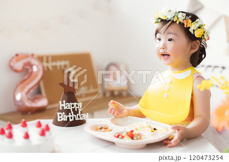 2歳の女の子の誕生日 120473254