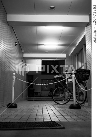 通行止めのチェーンがある通路 モノクロ写真 通行止めのチェーンがある通路 モノクロ写真 120473263
