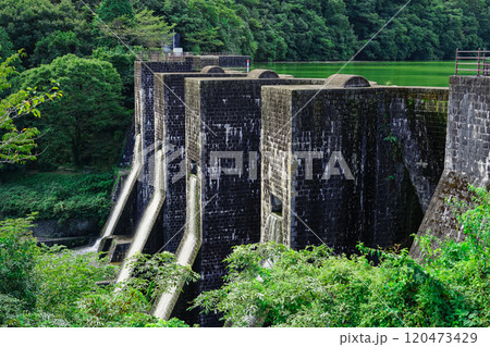 中世ヨーロッパの古城を思わせる偉容と風格 豊稔池堰堤(香川県観音寺市) 中世ヨーロッパの古城を思わせる偉容と風格 豊稔池堰堤(香川県観音寺市) 120473429