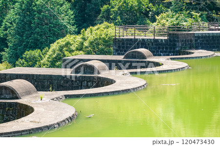 中世ヨーロッパの古城を思わせる偉容と風格 豊稔池堰堤(香川県観音寺市) 中世ヨーロッパの古城を思わせる偉容と風格 豊稔池堰堤(香川県観音寺市) 120473430