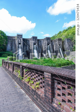 中世ヨーロッパの古城を思わせる偉容と風格　豊稔池堰堤（香川県観音寺市） 120473434