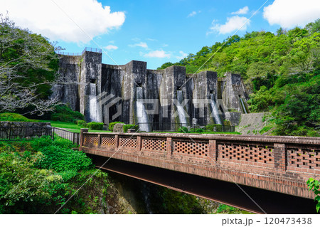 中世ヨーロッパの古城を思わせる偉容と風格 豊稔池堰堤(香川県観音寺市) 中世ヨーロッパの古城を思わせる偉容と風格 豊稔池堰堤(香川県観音寺市) 120473438