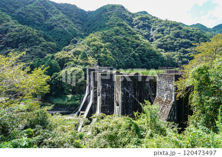 中世ヨーロッパの古城を思わせる偉容と風格　豊稔池堰堤（香川県観音寺市） 120473497