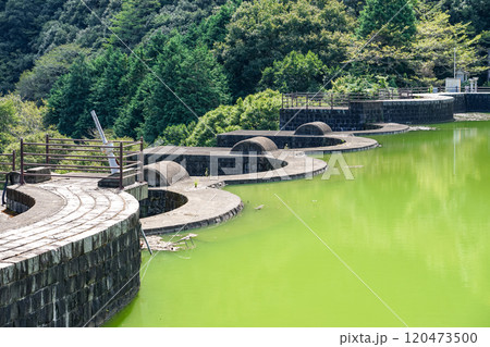 中世ヨーロッパの古城を思わせる偉容と風格 豊稔池堰堤(香川県観音寺市) 中世ヨーロッパの古城を思わせる偉容と風格 豊稔池堰堤(香川県観音寺市) 120473500