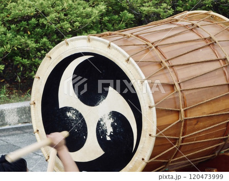 大きな和太鼓の演奏 120473999