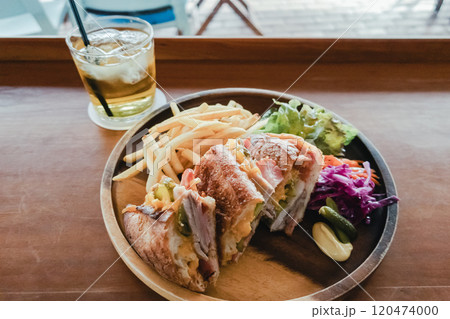 カフェでランチ 120474000