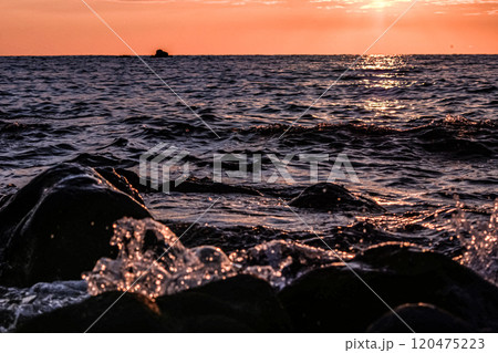 <夜明けの風景>五島市鐙瀬の夜明け波飛沫 <夜明けの風景>五島市鐙瀬の夜明け波飛沫 120475223