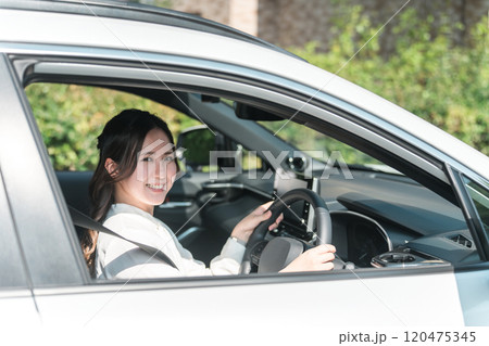 車を運転する若いアジア人女性・ビジネスウーマン(安全運転・交通安全) 車を運転する若いアジア人女性・ビジネスウーマン(安全運転・交通安全) 120475345