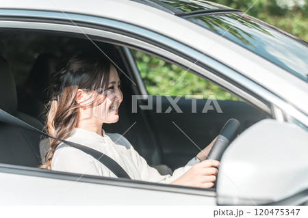 車を運転する若いアジア人女性・ビジネスウーマン（自動車保険・車両保保険） 120475347