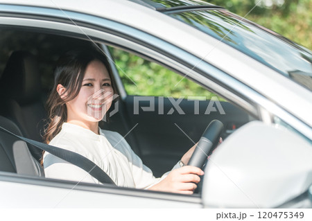 車を運転する若いアジア人女性・ビジネスウーマン(安全運転・交通安全) 車を運転する若いアジア人女性・ビジネスウーマン(安全運転・交通安全) 120475349