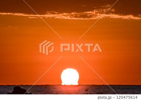 ＜夜明けの景色＞鐙瀬のダルマ朝日 120475614