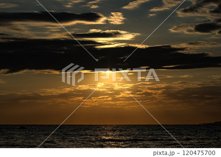 ＜夜明けの景色＞鐙瀬溶岩海岸の日の出 120475700