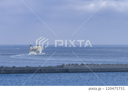 北海道礼文島 香深港を出港するフェリー / Rebun Island, Japan 北海道礼文島 香深港を出港するフェリー / Rebun Island, Japan 120475731