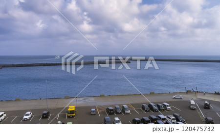 北海道礼文島 香深港を出港するフェリー / Rebun Island, Japan 北海道礼文島 香深港を出港するフェリー / Rebun Island, Japan 120475732
