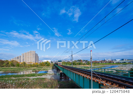 浅川鉄橋を走る八高線電車 120475848