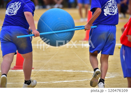 運動会で玉運びする中学生 運動会で玉運びする中学生 120476109
