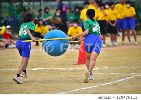 運動会で玉運びする中学生 運動会で玉運びする中学生 120476113