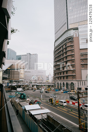 大阪の高層ビル群、近代的な建築デザインとガラスファサード 120476158
